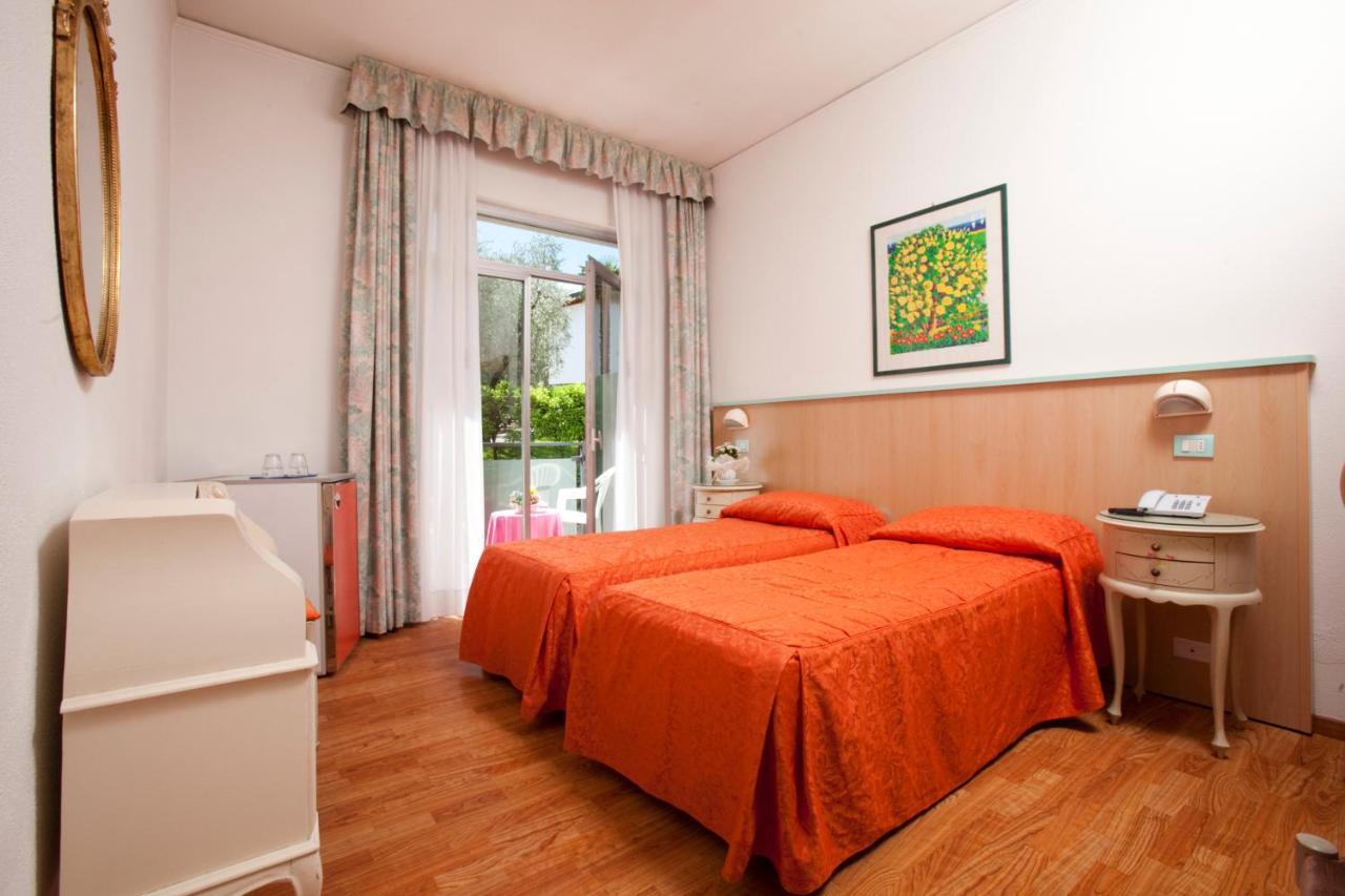 Hotel Residence Rely Brenzone sul Garda Room photo